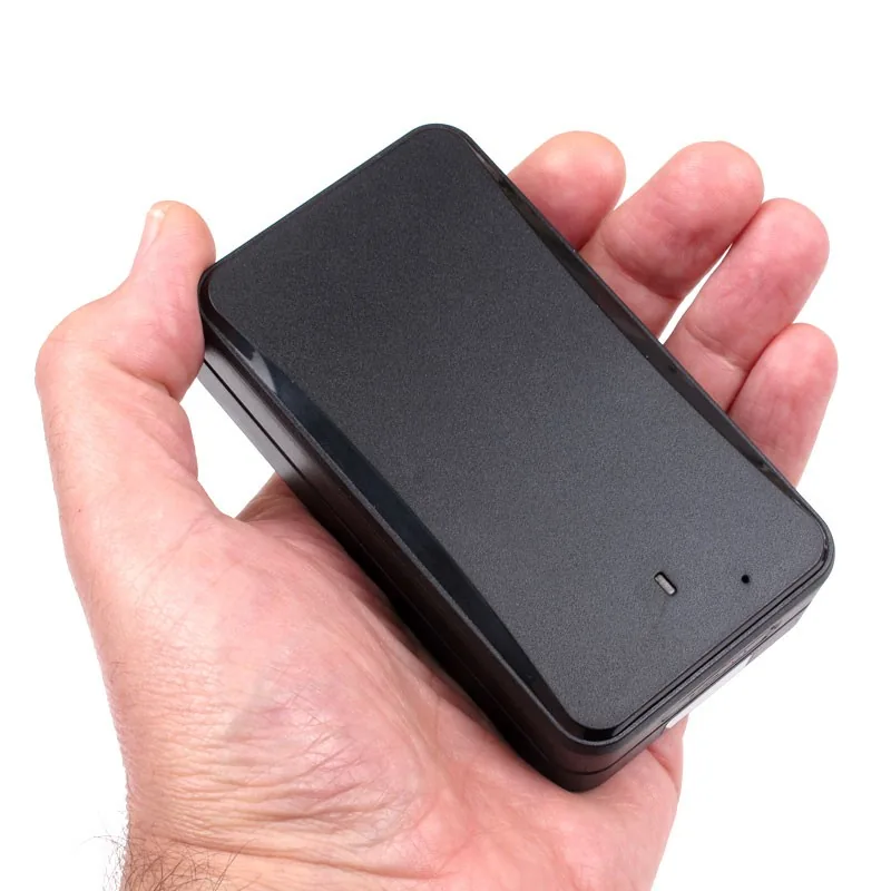 Rastreador GPS ON4500 sostenido en la mano, que muestra su tamaño compacto